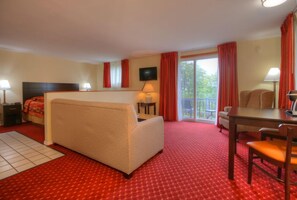 Romantisk studiosuite, balkong, hjørnerom | Individuelt dekorert, individuelt innredet og strykejern/-brett