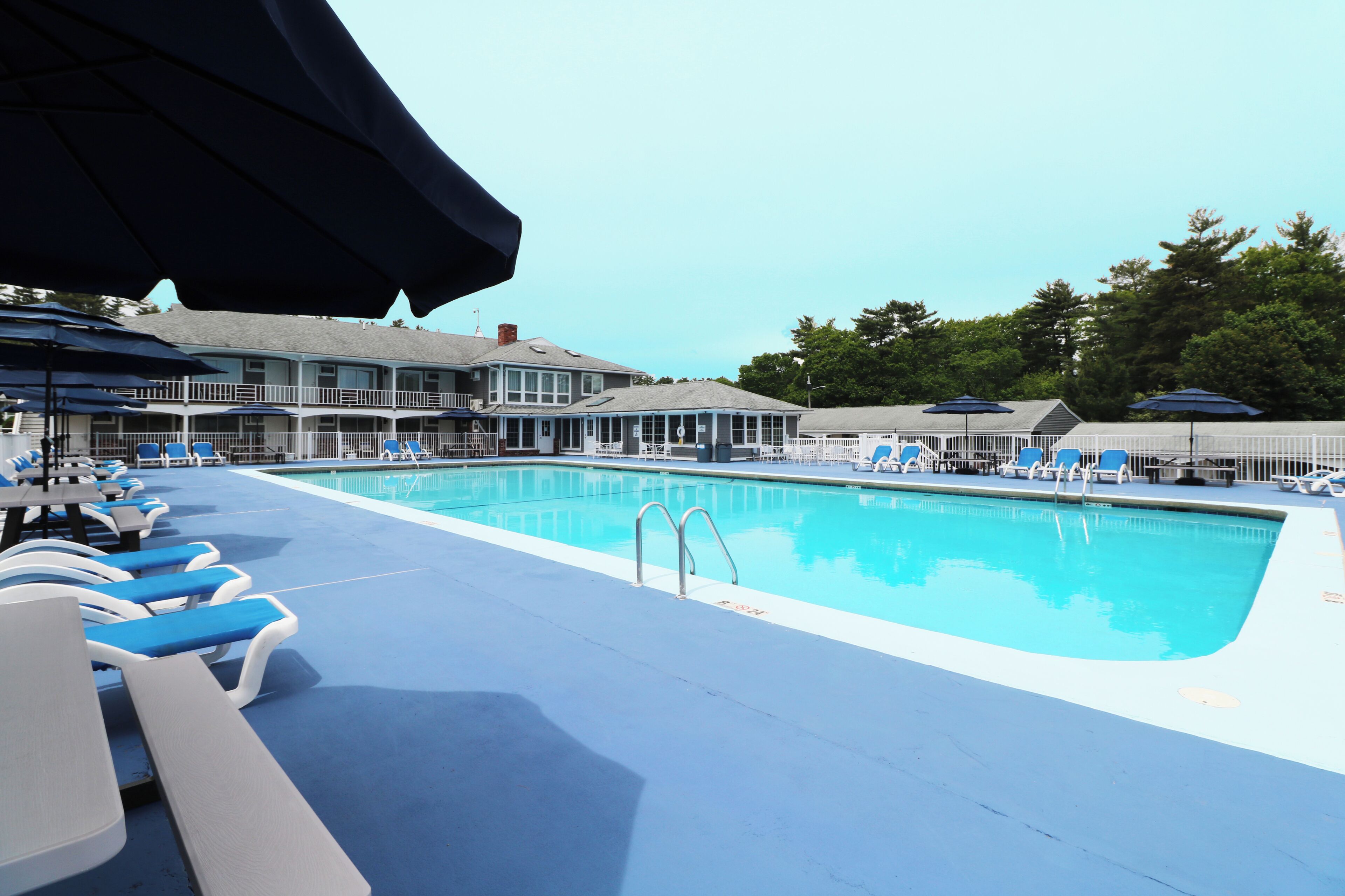 Seasonal outdoor pool, pool umbrellas, sun loungers