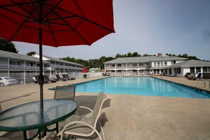 Seasonal outdoor pool, pool umbrellas, sun loungers - Ogunquit Tides Resort (Ogunquit)