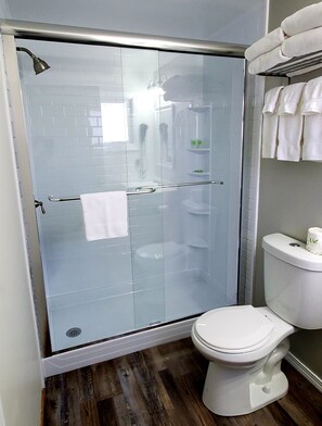 Articles de toilette gratuits, sèche-cheveux, serviettes fournies, savon