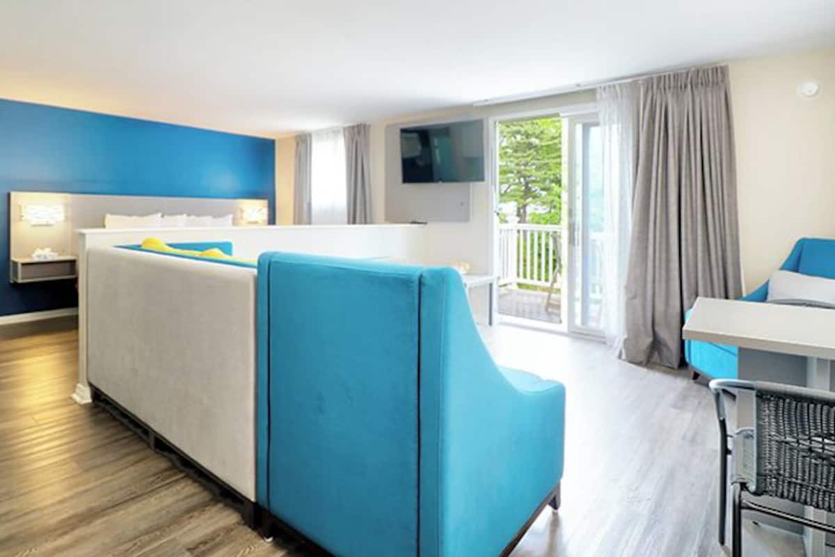 Romantic Studio Suite, Corner | Individually decorated, individually furnished, iron/ironing board