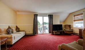 Three-Bedroom Apartment Chalet | Oppholdsrom | En 32-tommers Flatskjerm-TV med kabel-kanaler samt TV