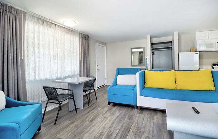 Romantische Studiosuite, Balkon, Eckzimmer | Individuell dekoriert, individuell eingerichtet, Bügeleisen/Bügelbrett