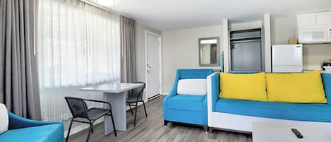 Romantisk studiosuite, balkong, hjørnerom | Individuelt dekorert, individuelt innredet og strykejern/-brett
