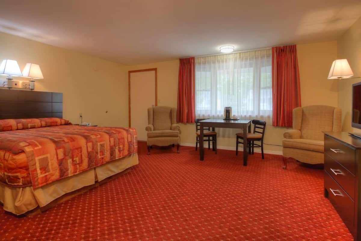 Economy Studio, 1 Queen Bed, Kitchenette | 1 bedroom, individually decorated, individually furnished