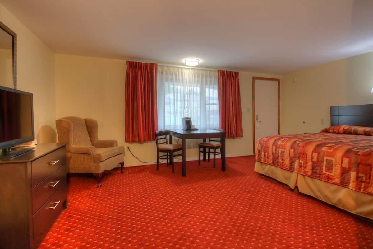 Traditional Studio, 1 King Bed, Kitchenette | 1 bedroom, individually decorated, individually furnished