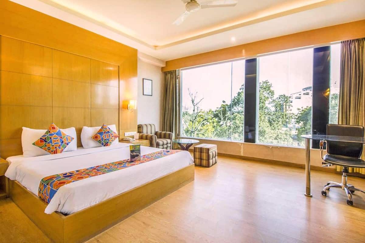 Deluxe Room | Premium bedding, minibar, in-room safe, desk