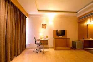 1 bedroom, premium bedding, minibar, in-room safe