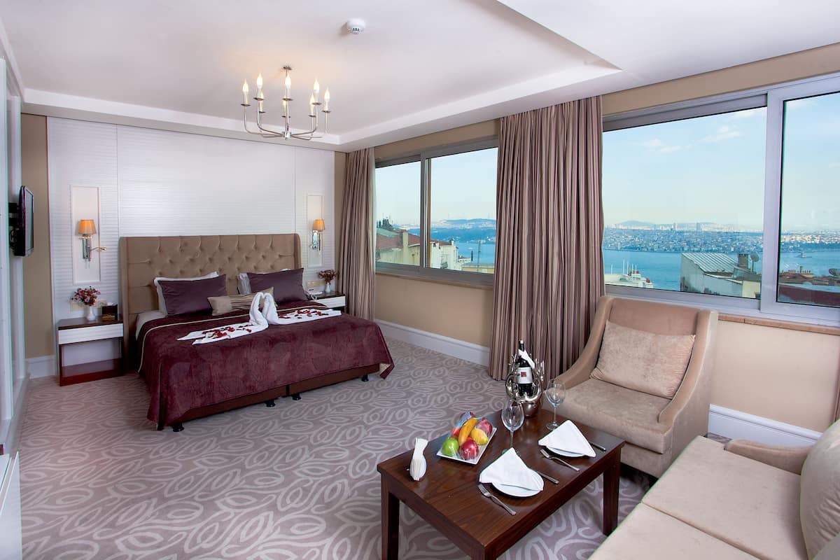 Junior Suite, 1 King Bed, Sea View | Room amenity