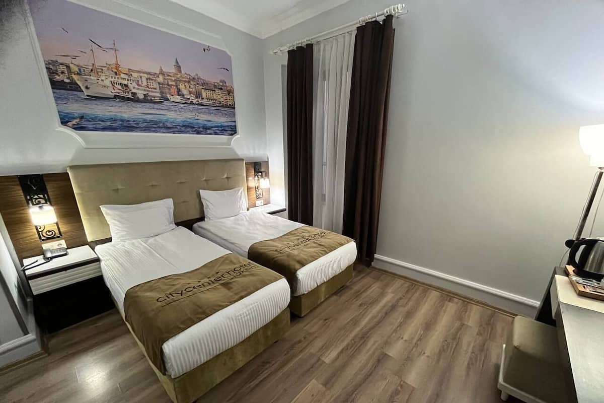 Standard tvåbäddsrum - 2 enkelsängar | 1 sovrum, sängtillbehör av högsta kvalitet och memory foam-madrasser