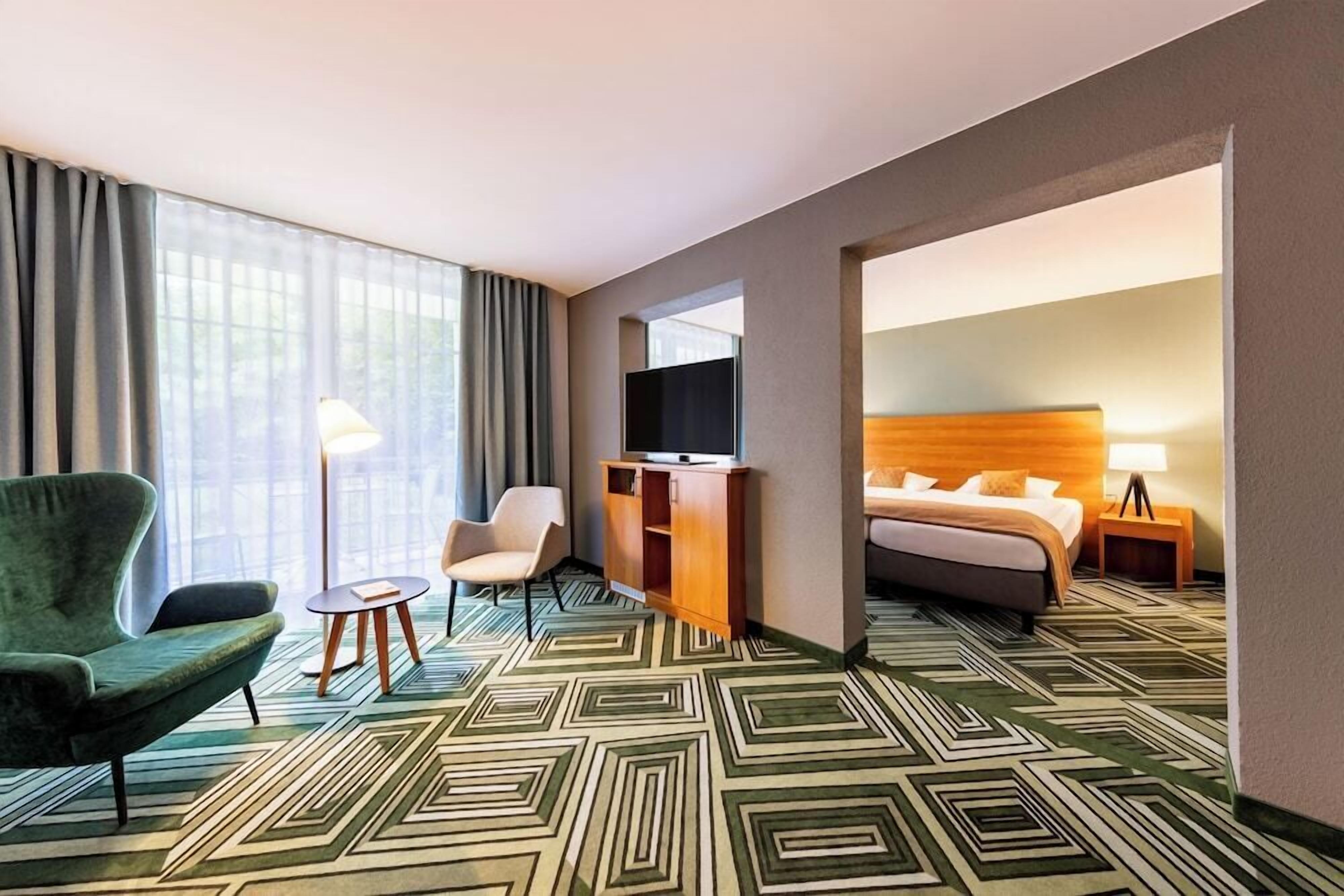 Hypo-allergenic bedding, in-room safe, desk, laptop workspace