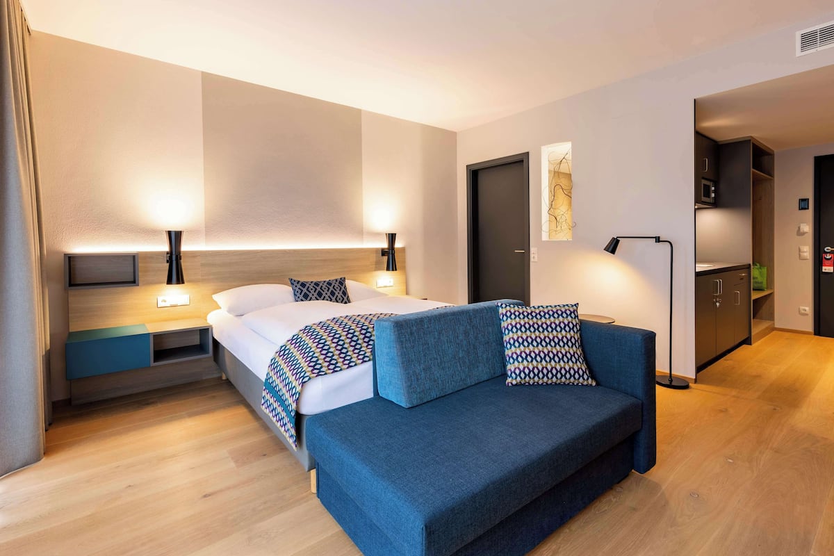 Deluxe Room, 1 Queen Bed, Kitchenette, Annex Building (with Sofabed)