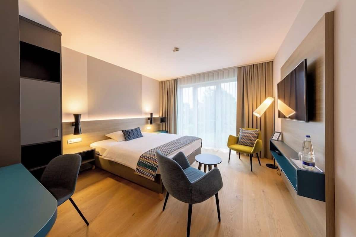 Hypo-allergenic bedding, in-room safe, desk, laptop workspace