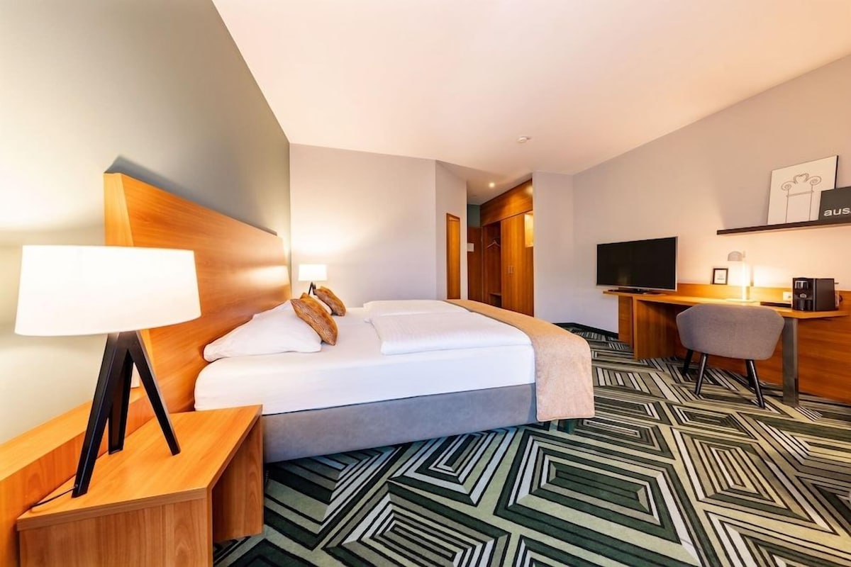 Hypo-allergenic bedding, in-room safe, desk, laptop workspace