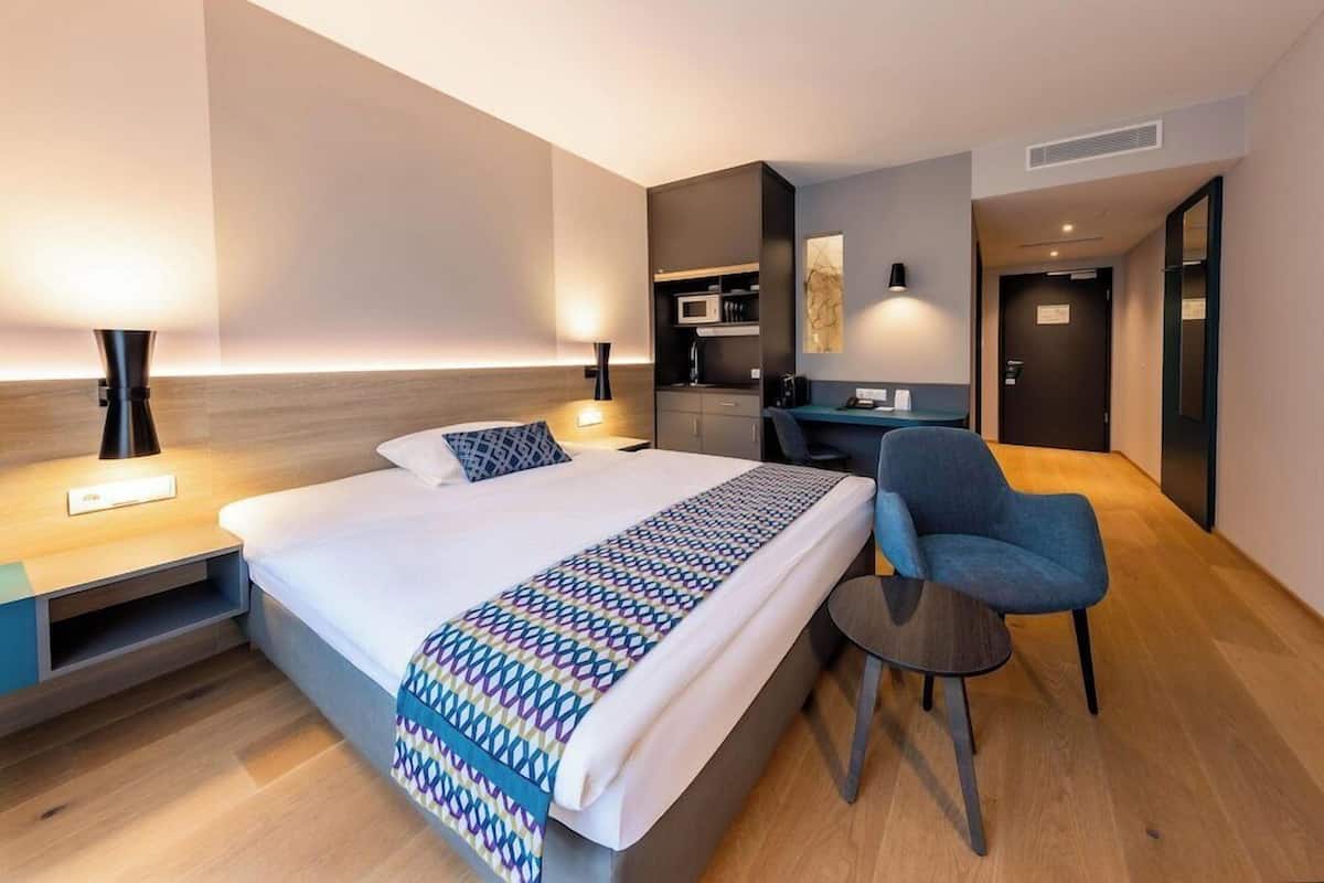 เครื่องนอนป้องกันสารก่อภูมิแพ้, ตู้นิรภัยในห้องพัก, โต๊ะทำงาน