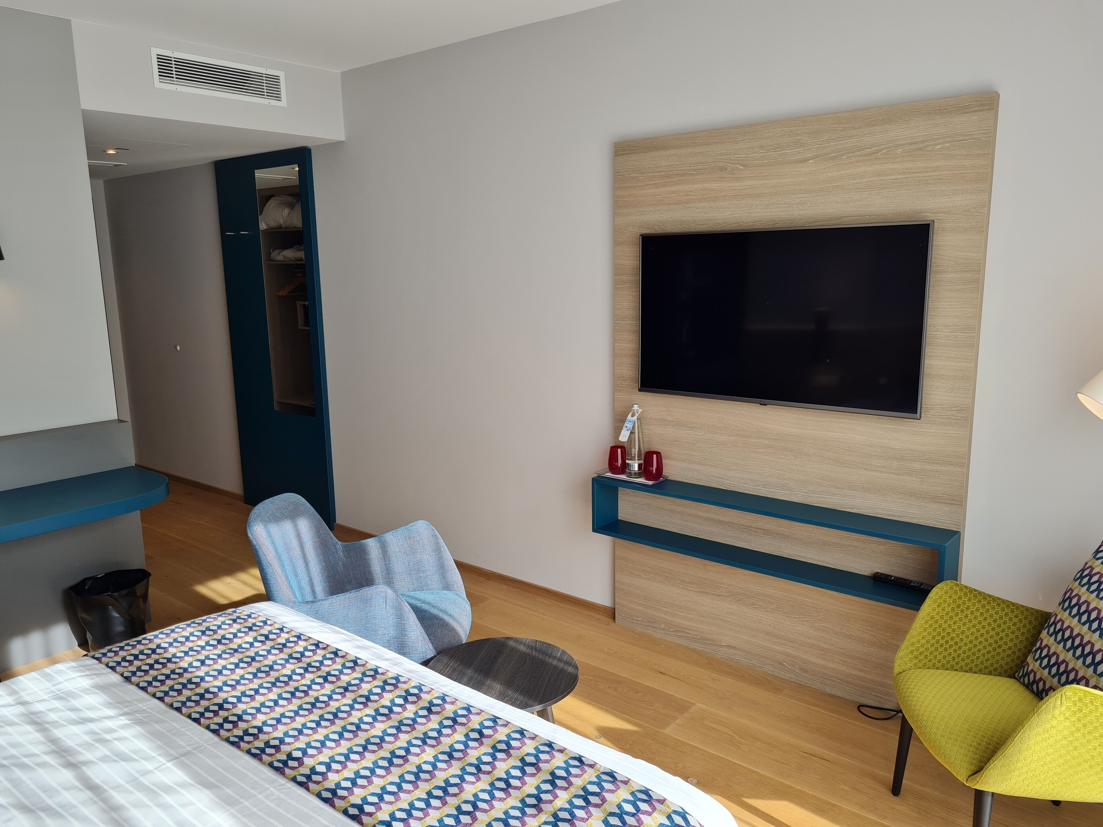 Habitación doble estándar, 1 cama Queen size, aire acondicionado, en edificio contiguo | Televisión