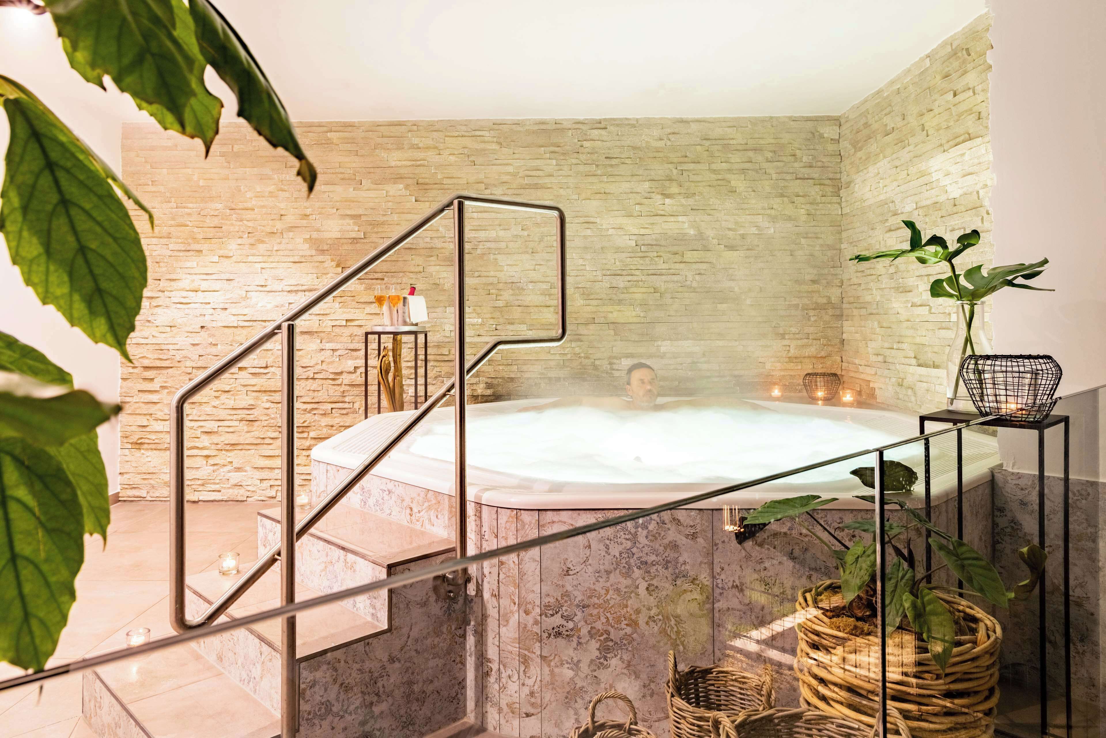 屋外プール、営業時間 7:00 ～ 22:00、プール パラソル、サンラウンジャー