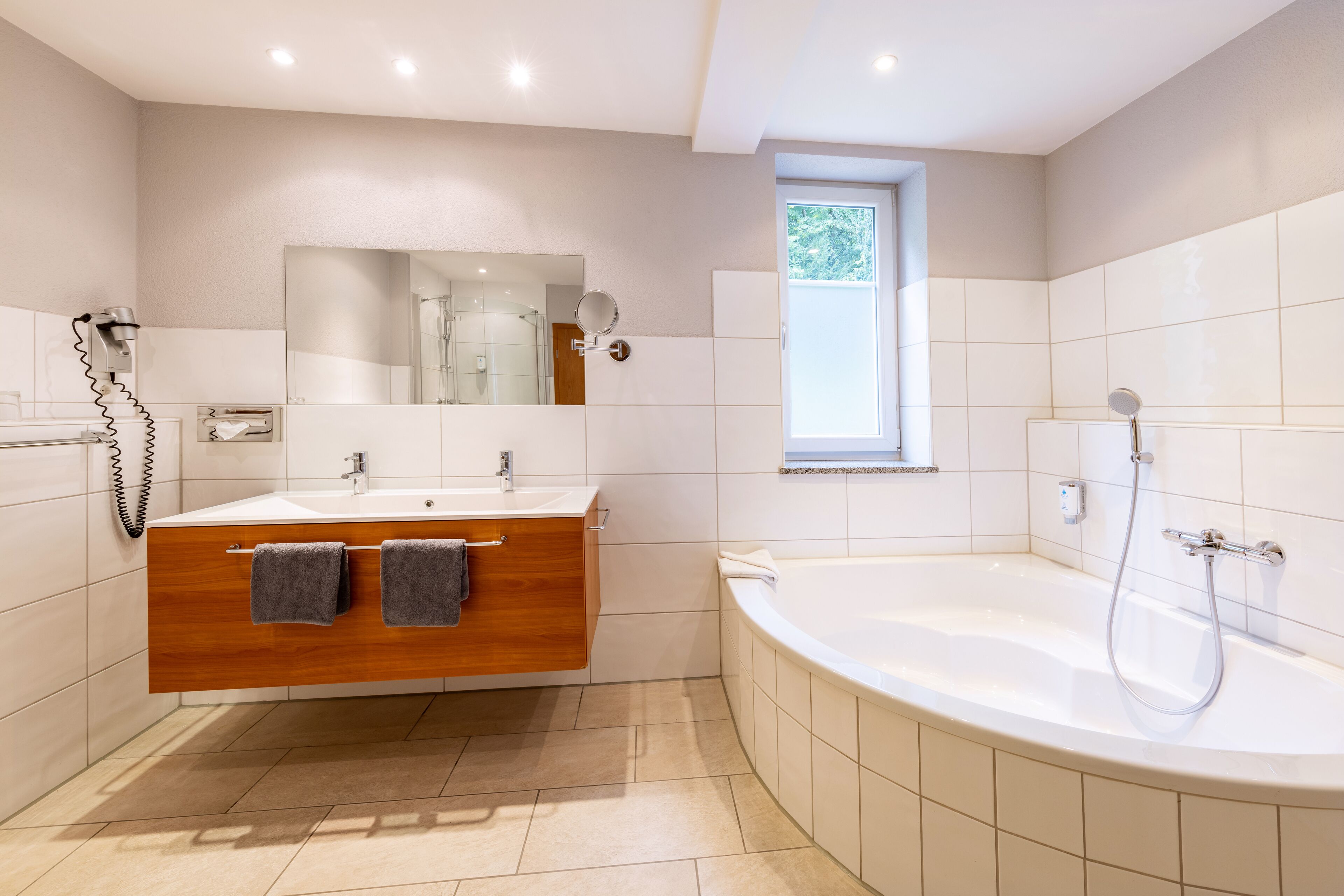 Haartrockner, Bademäntel, Hausschuhe, Handtücher