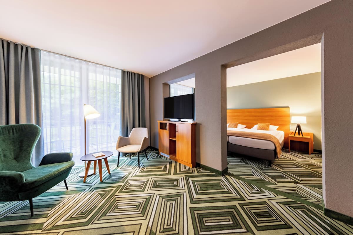 Hypo-allergenic bedding, in-room safe, desk, laptop workspace