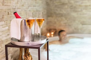 Außenpool, geöffnet von 07:00 Uhr bis 22:00 Uhr, Sonnenschirme