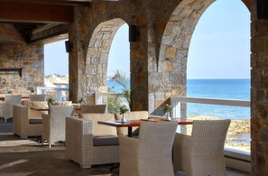 5 か所のレストラン、朝食、ディナーに営業 (郷土料理と各国料理)