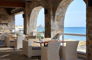 5 restaurantes; se sirven desayunos y cocina local e internacional