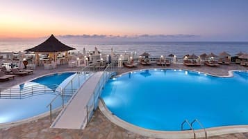 Una piscina cubierta, 4 piscinas al aire libre, sombrillas, tumbonas