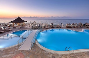 Una piscina cubierta, 4 piscinas al aire libre, sombrillas, tumbonas