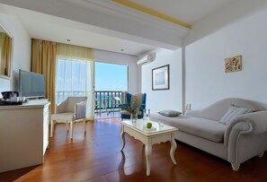 Premium Suite, 2 Rooms Beach Front | Área de sala de estar | Televisión LCD de 32 pulgadas con canales vía satélite y televisión 