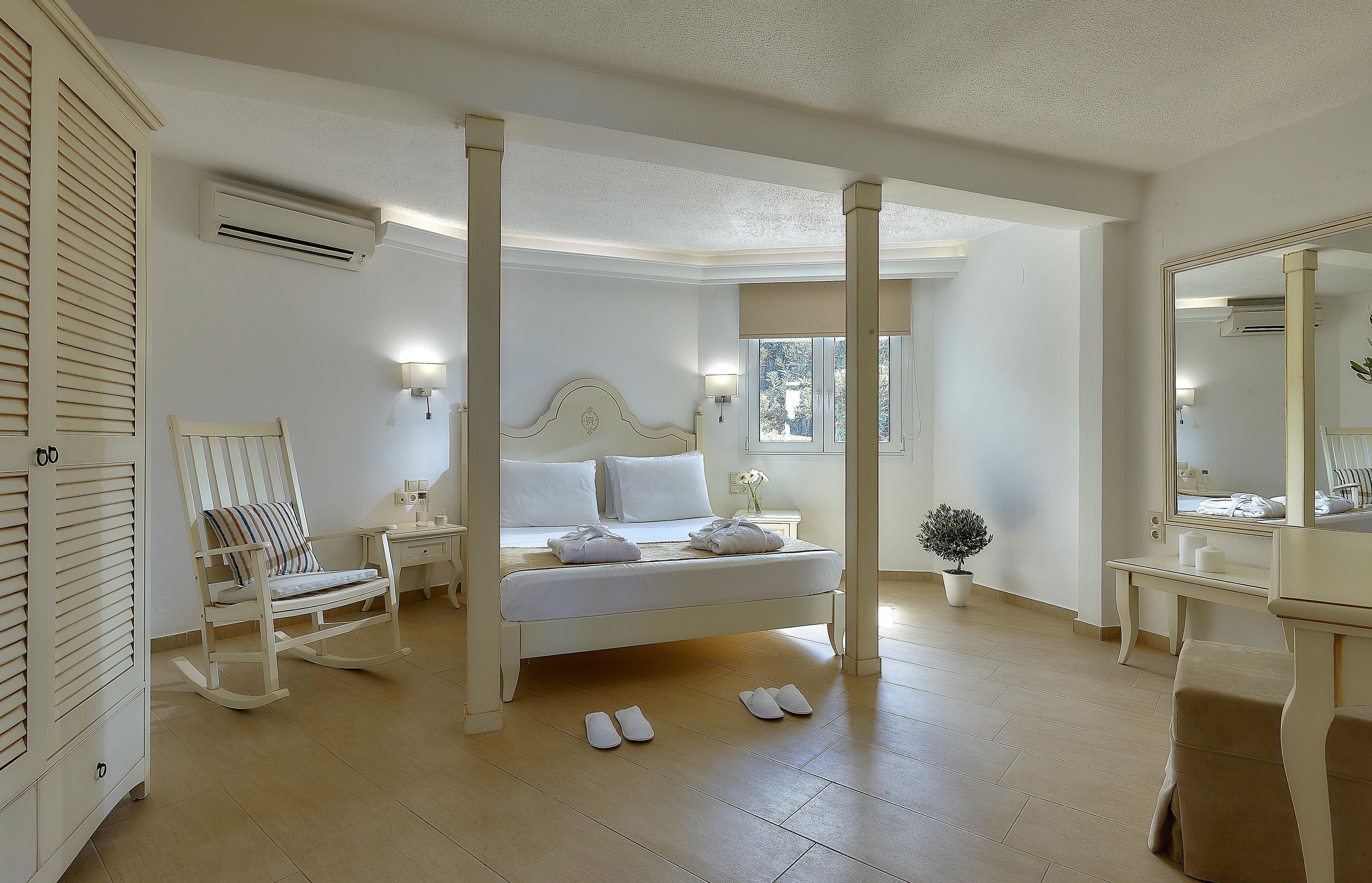 Dream Villa, 2 Bedrooms, Beach Front with Private Pool | Allergiatestatut vuodevaatteet, tallelokero huoneessa, pimennysverhot