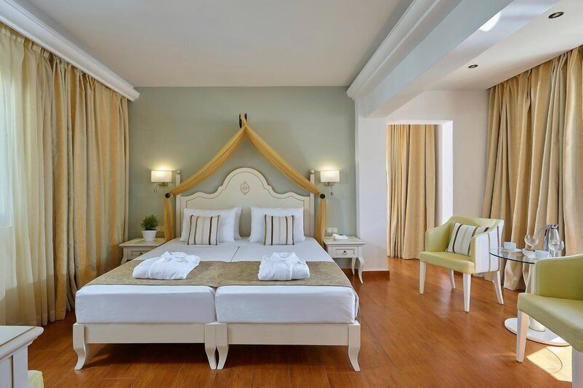 Premium Family Suite, 2 Rooms, Garden View | Ropa de cama hipoalergénica y caja de seguridad en la habitación 