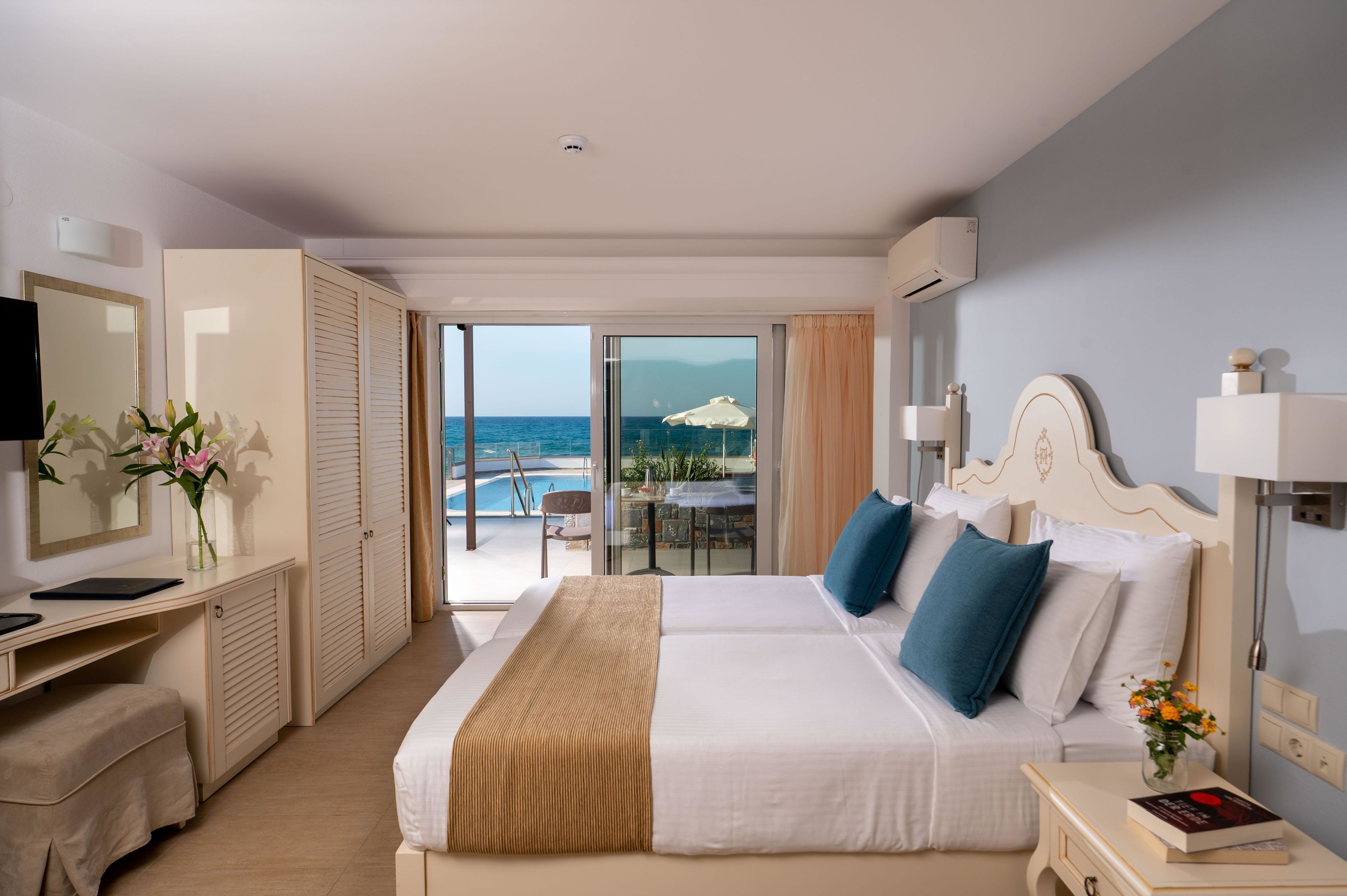 Deluxe Bungalow Villa 2 Bedrooms Beach Front with private pool | Allergiatestatut vuodevaatteet, tallelokero huoneessa, pimennysverhot