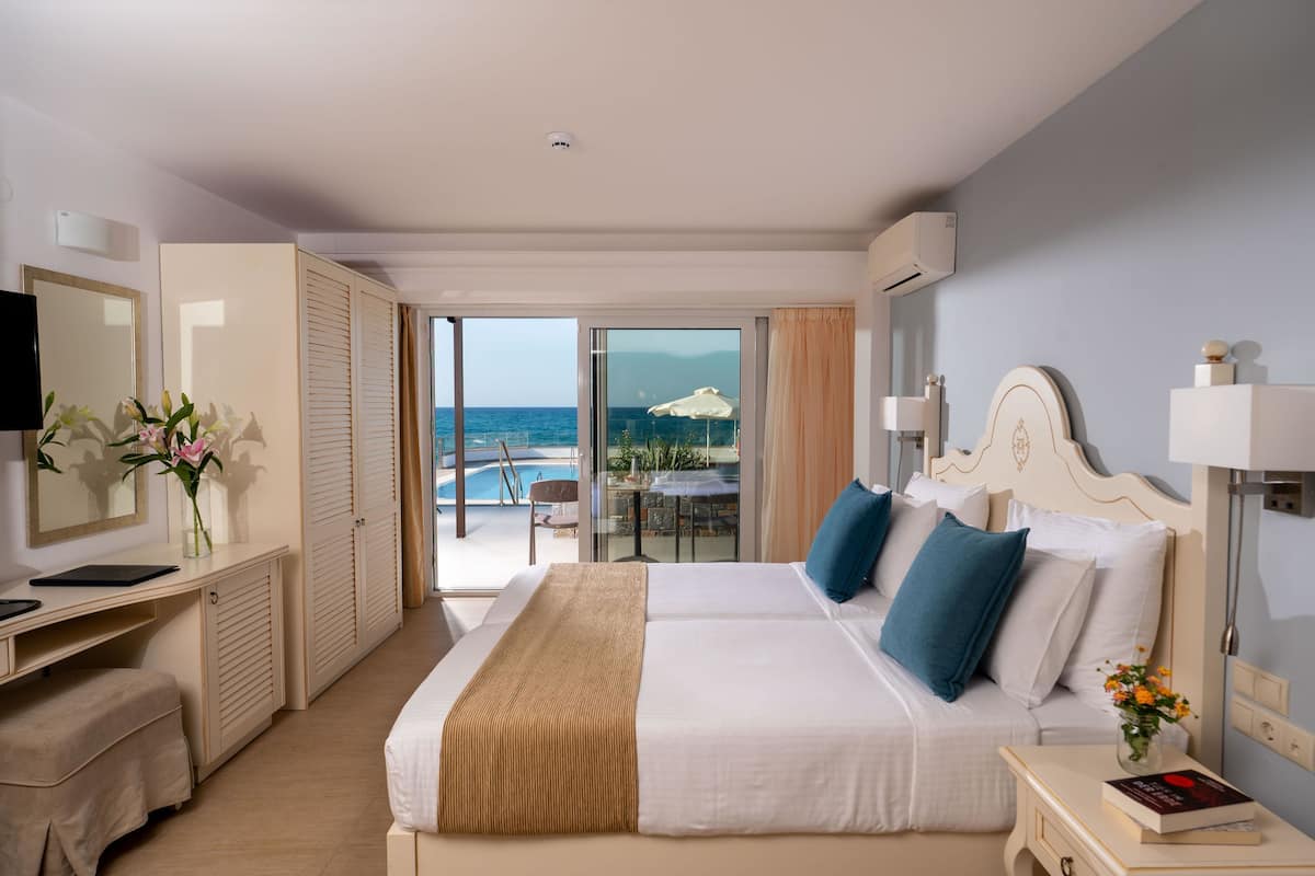 Deluxe Bungalow Villa 2 Bedrooms Beach Front with private pool | Allergiatestatut vuodevaatteet, tallelokero huoneessa, pimennysverhot