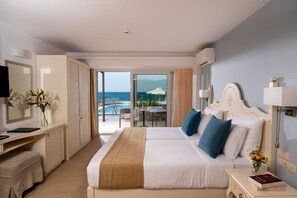 Deluxe Bungalow Villa 2 Bedrooms Beach Front with private pool | Allergitestet sengetøy, safe på rommet, blendingsgardiner og lydisolert