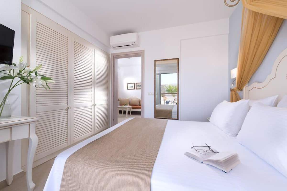 Premium Family 2 Rooms, Garden View | Ropa de cama hipoalergénica y caja de seguridad en la habitación 