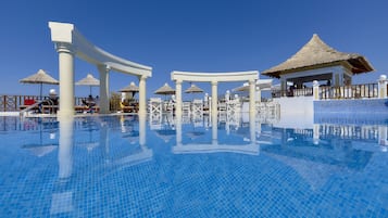 Een binnenzwembad, 4 buitenzwembaden, parasols voor strand/zwembad