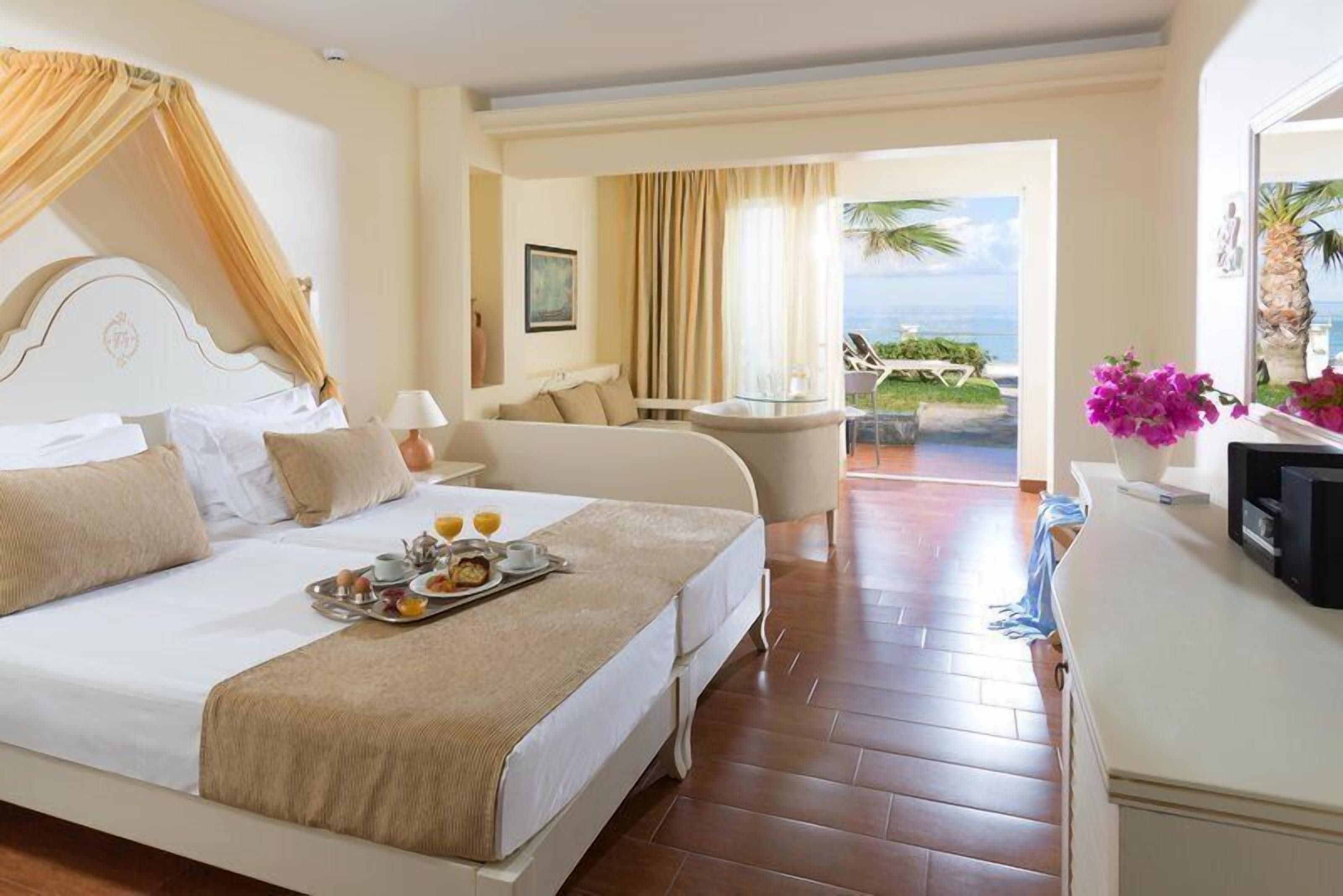 Junior Suite Beach Front with own Garden | Ropa de cama hipoalergénica, caja fuerte, cortinas opacas