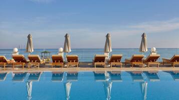 Piscina coperta, 4 piscine all'aperto, ombrelloni da piscina, lettini