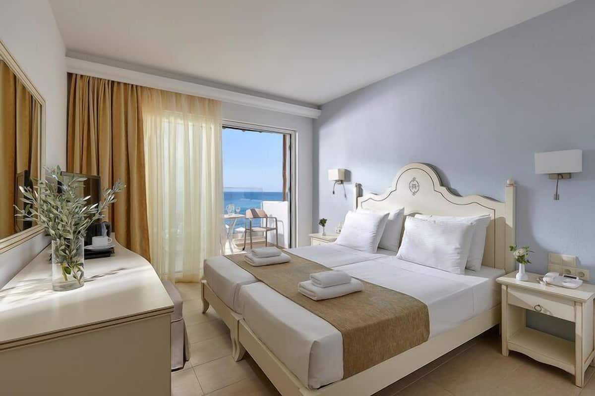 Habitación Confort con 1 cama matrimonial o 2 individuales, frente al mar | Ropa de cama hipoalergénica y caja de seguridad en la habitación 