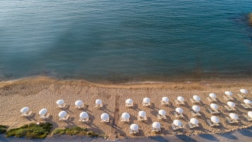 Playa privada, camastros, sombrillas y toallas de playa