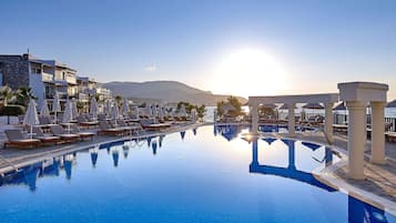 Innendørsbasseng,4 utendørsbassenger, bassengparasoller og solsenger