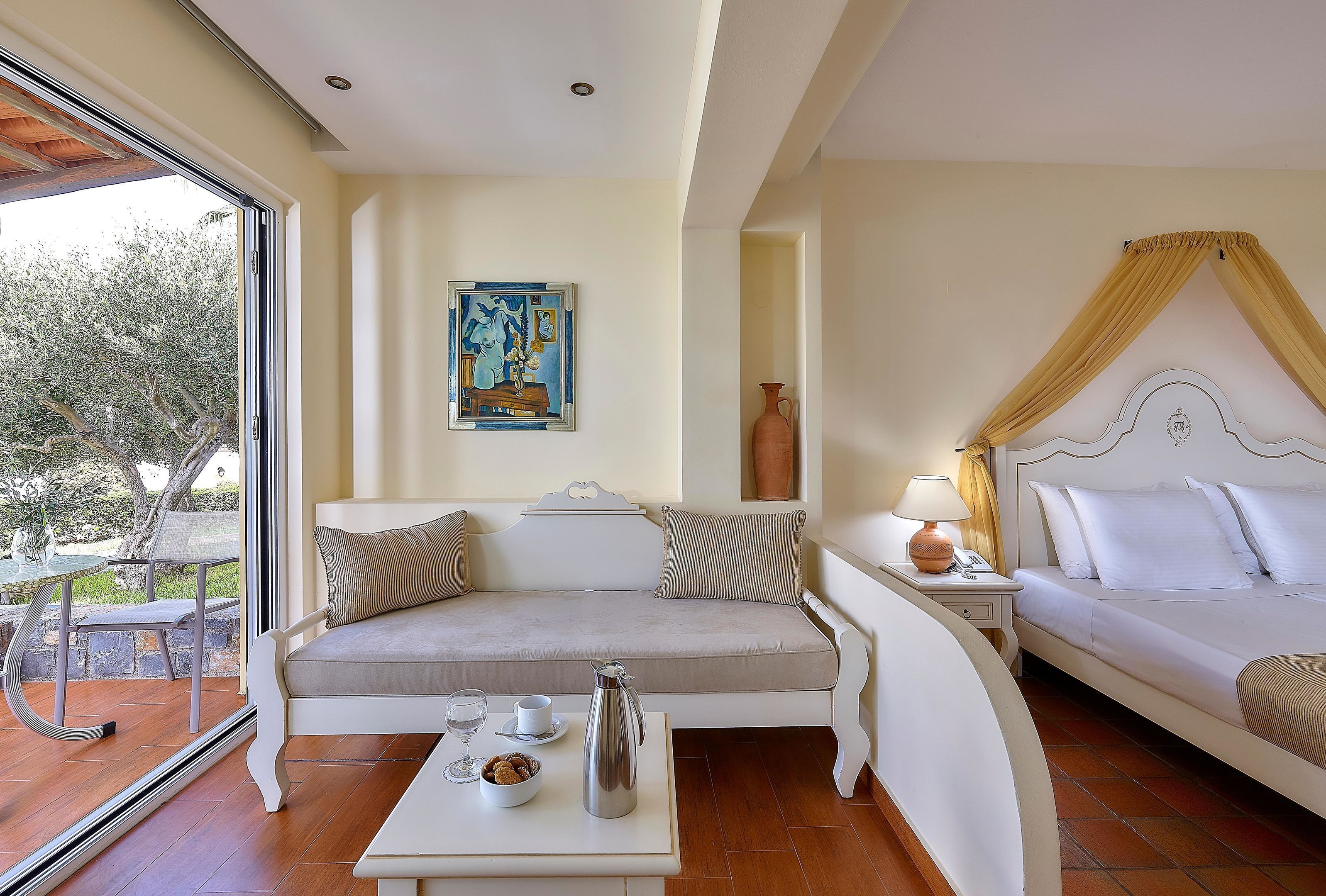 Family Open Plan, Garden View | Allergiatestatut vuodevaatteet, tallelokero huoneessa, pimennysverhot