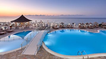 Innendørsbasseng,4 utendørsbassenger, bassengparasoller og solsenger