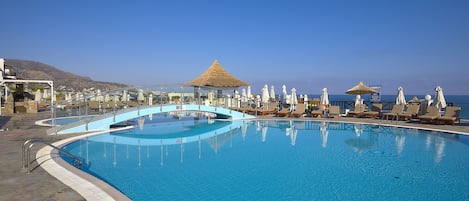 Inomhuspool, 4 utomhuspooler, parasoller och solstolar
