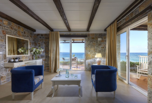 Dream Villa, 2 Bedrooms, Beach Front with Private Pool | リビングルーム | 32 インチの液晶テレビ (衛星放送視聴可)、テレビ、卓球台