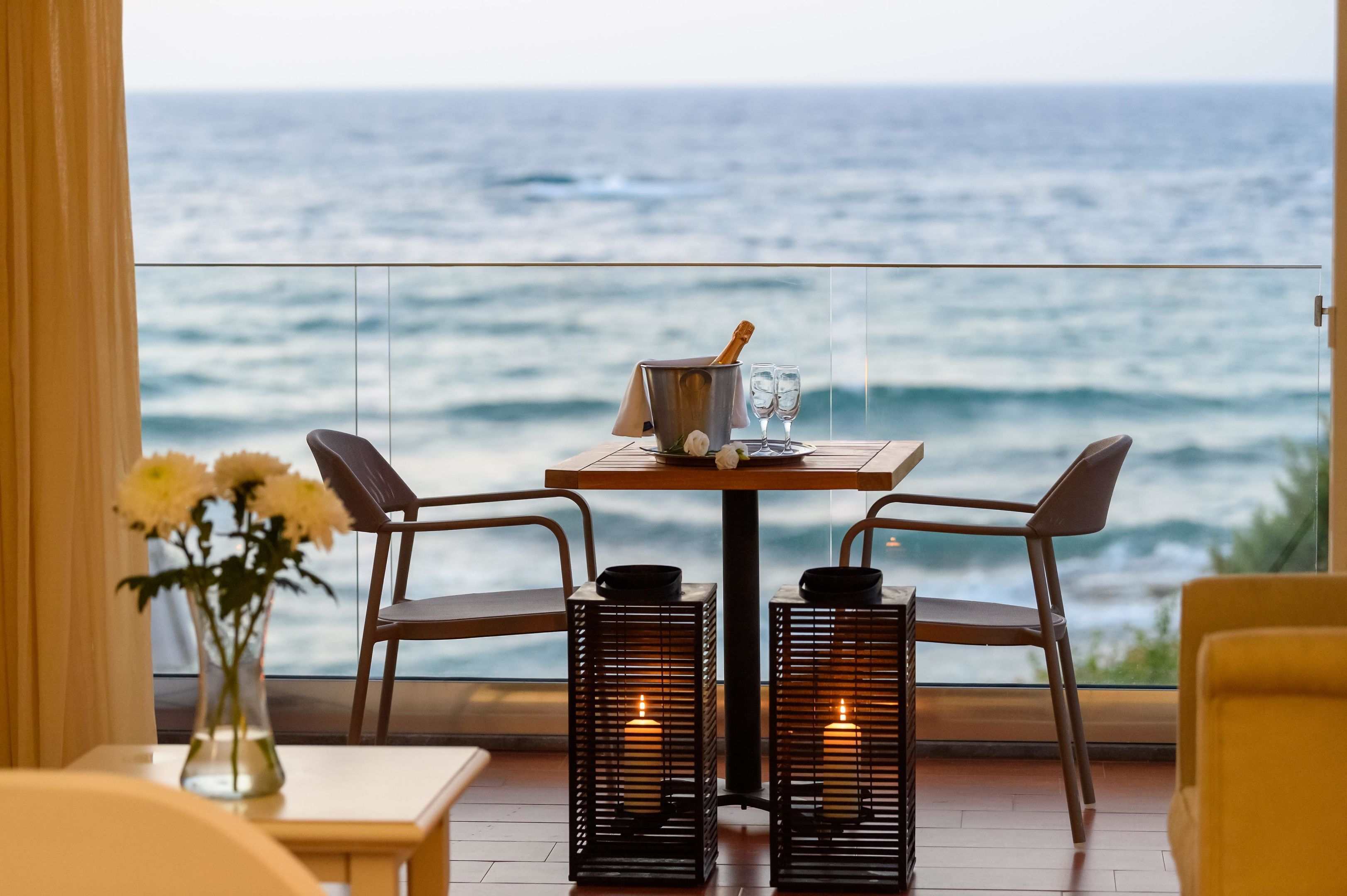 Habitación de lujo (Beach Front) | Restaurante al aire libre | 5 restaurantes; se sirven desayunos y cenas