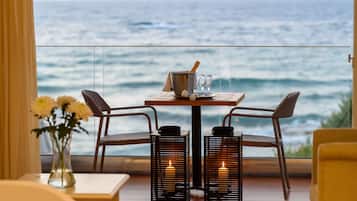 Habitación de lujo (Beach Front) | Restaurante al aire libre | 5 restaurantes; se sirven desayunos y cenas