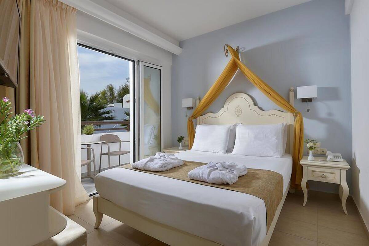 Habitación Confort con 1 cama matrimonial o 2 individuales, vista al jardín | Ropa de cama hipoalergénica y caja de seguridad en la habitación 