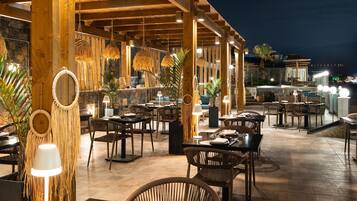 5 restaurantes; se sirven desayunos y cenas
