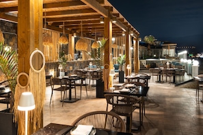5 restaurants; ze serveren er ontbijt en diner 
